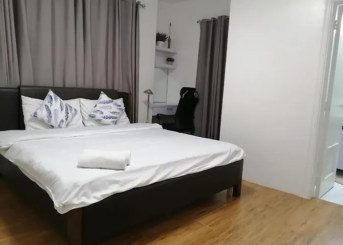 Appartement High End Luxury Big 2br In Salcedo Village Makati